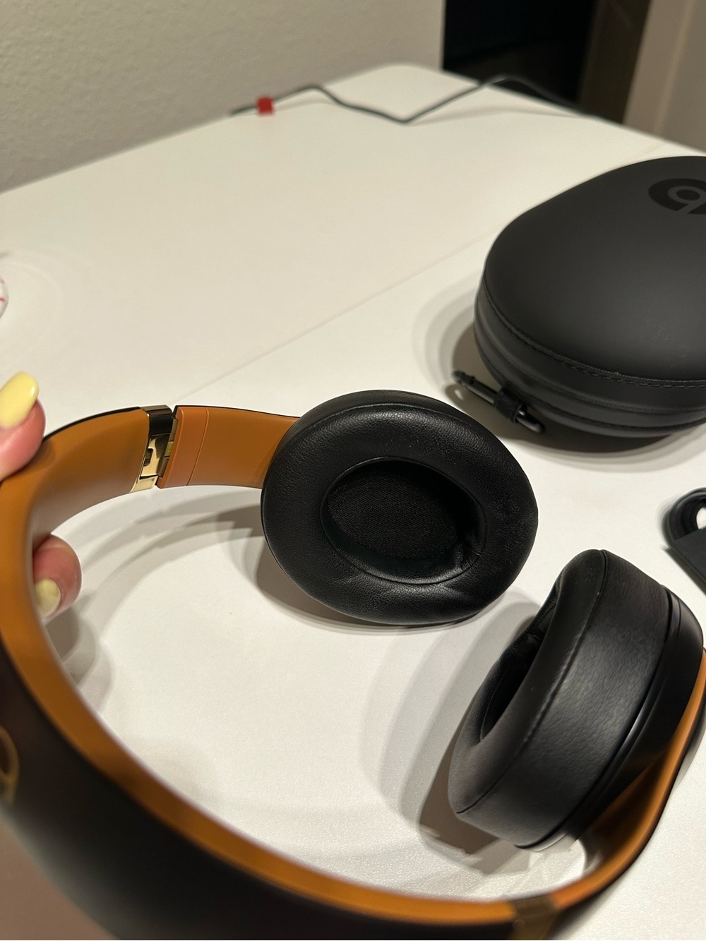 Beats Studio3 Wireless Headphones - Black & Gold - Picture 6 of 10